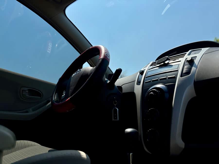 Yaris 2011 immagine di auto #16