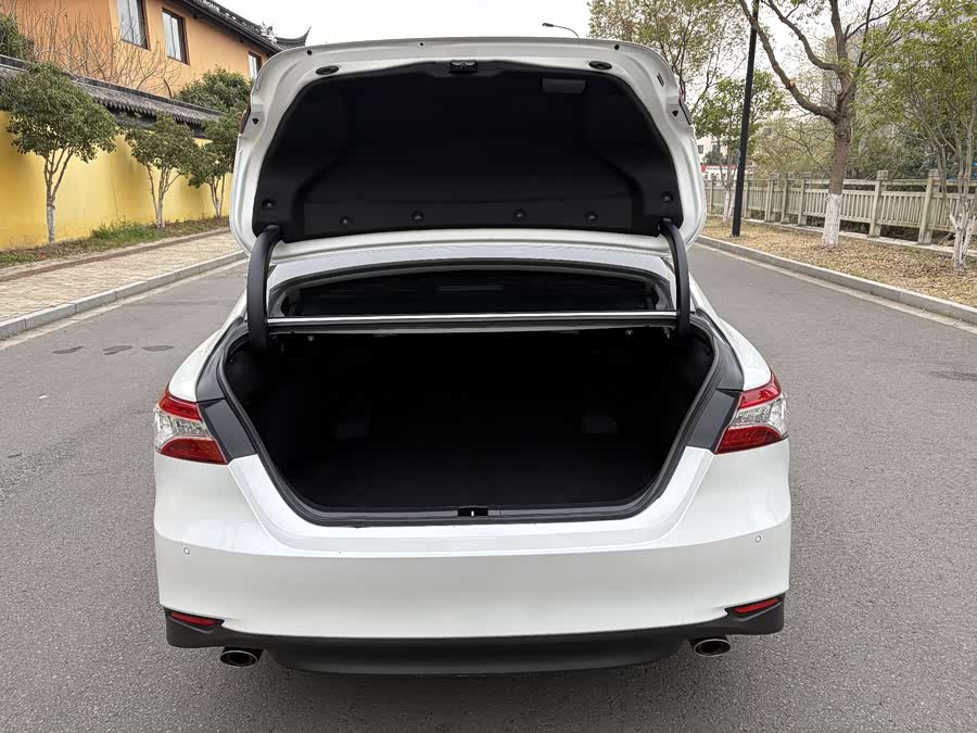 Toyota Camry 2022 car image #16