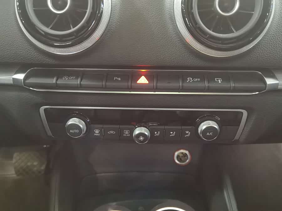 Audi A3 2018 car image #16