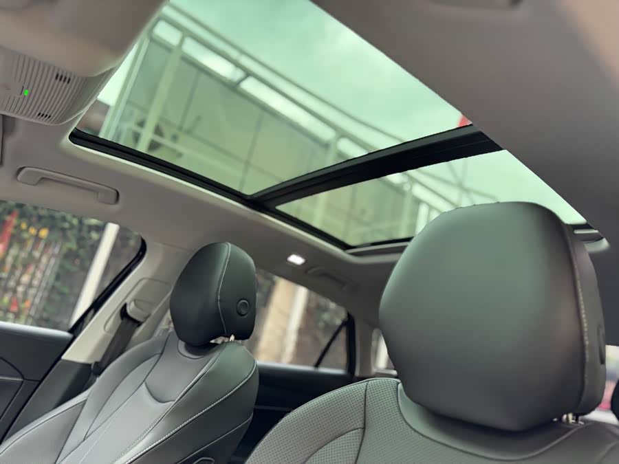 Volkswagen Passat 2025 car image #16