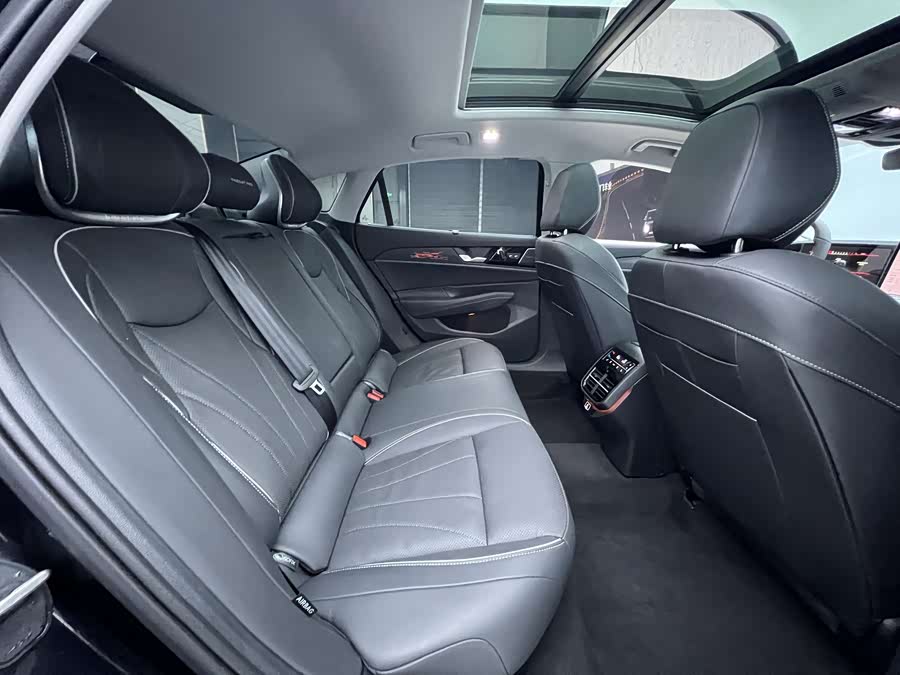 Volkswagen Passat 2025 car image #16