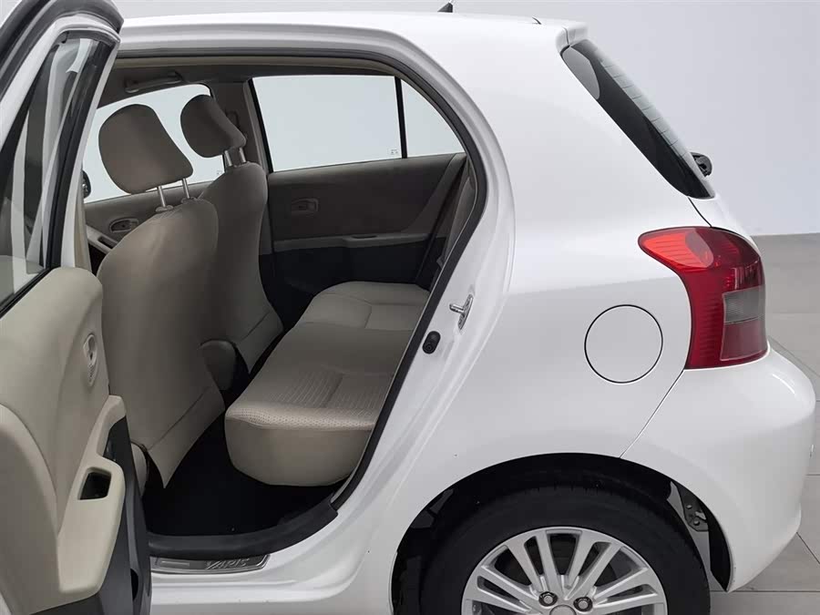 Toyota Yaris 2011 car image #16