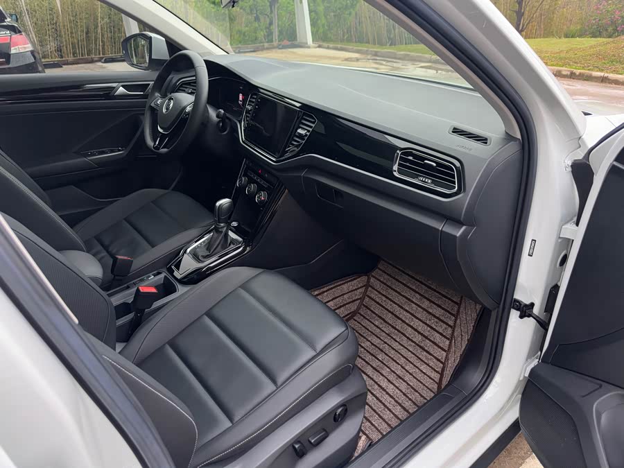Volkswagen T-Roc 2023 #16 Volkswagen T-Roc 2023 car image #16