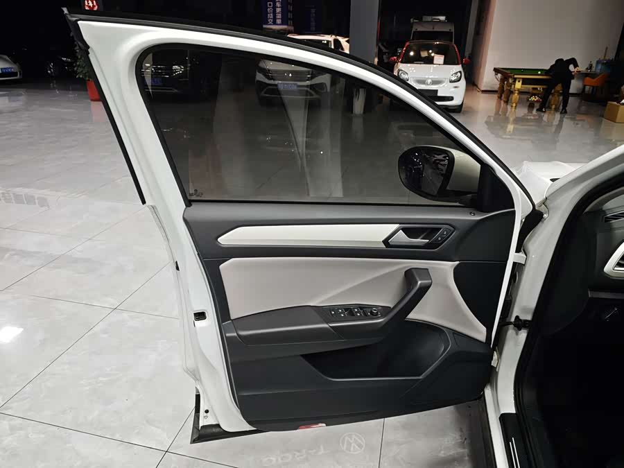 Volkswagen T-Roc 2023 car image #16