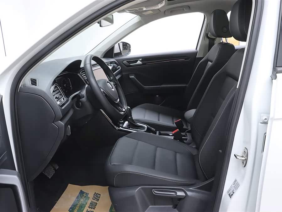 Volkswagen T-Roc 2020 car image #16