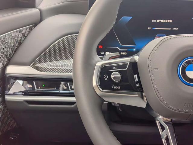 BMW i7 M70L 2024 car image #16