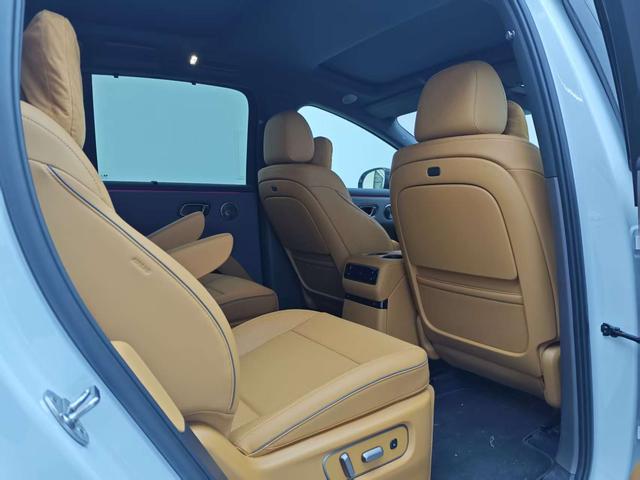 Li i8 2025 image de voiture #16