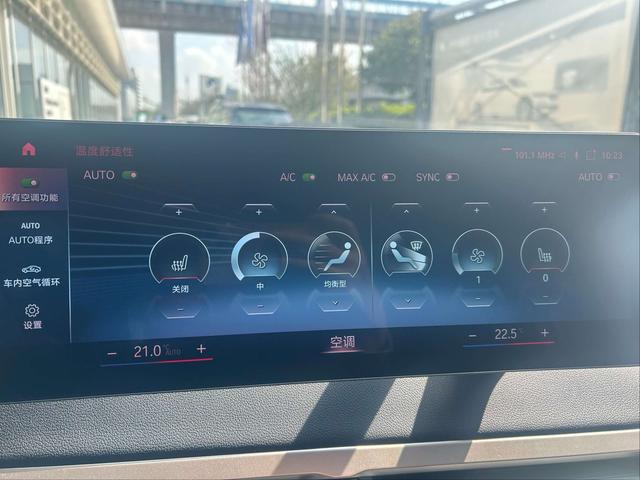 BMW iX 2022 car image #16