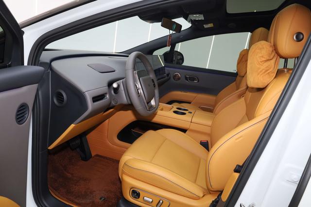 Li i8 2025 image de voiture #16