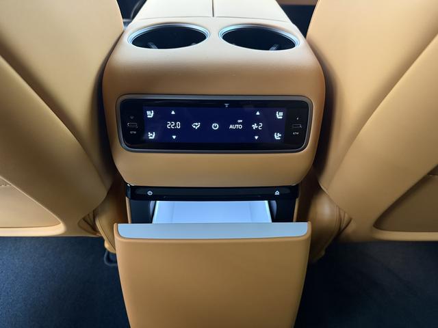 Li i8 2025 image de voiture #16