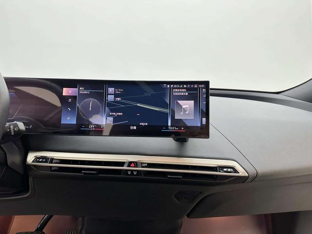 BMW iX 2023 car image #16