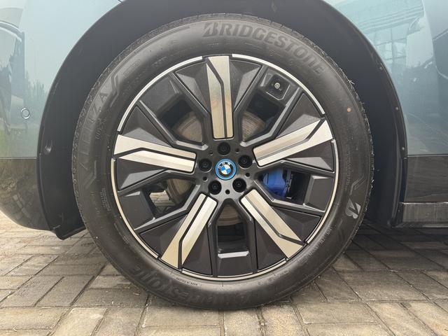 BMW iX car image #16