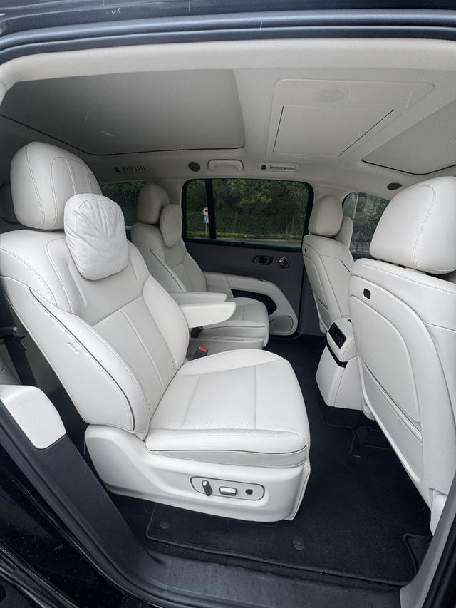 Li i8 2025 image de voiture #16