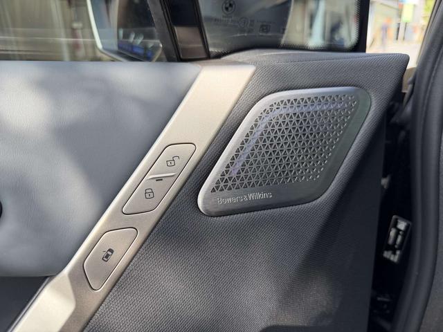 BMW iX 2022 car image #16