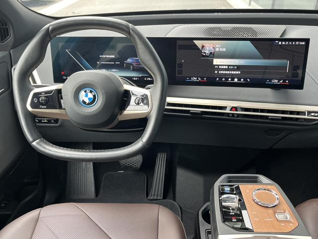 BMW iX 2024 immagine di auto #16