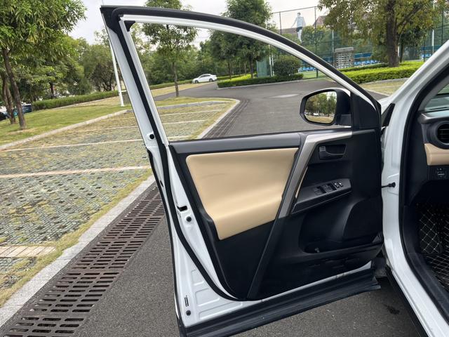 Toyota RAV4 Hybird E+ 2016 car image #16