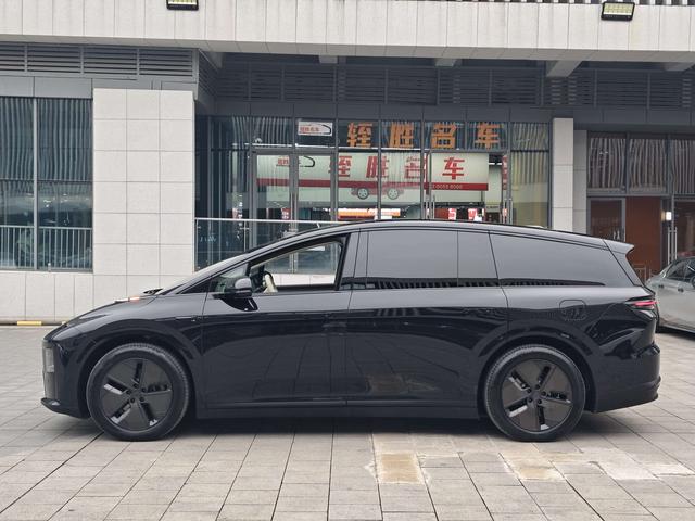 Li i8 2025 image de voiture #16