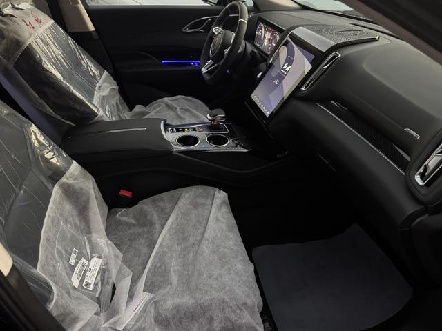 HongQi HS3 PHEV 2025 #16 HongQi HS3 PHEV 2025 car image #16