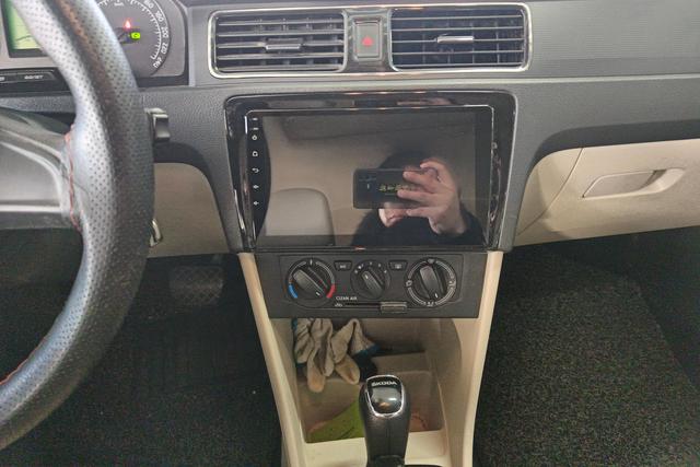 Skoda Rapid 2017 car image #16