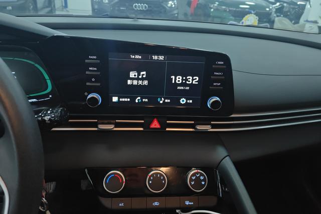 Hyundai Elantra 2025 car image #16