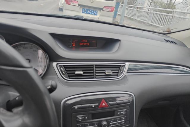 Peugeot 308 2015 car image #16