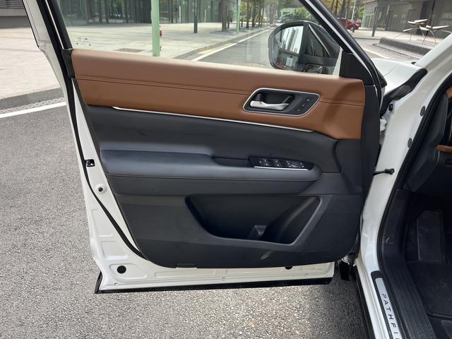 Nissan Pathfinder 2024 car image #16