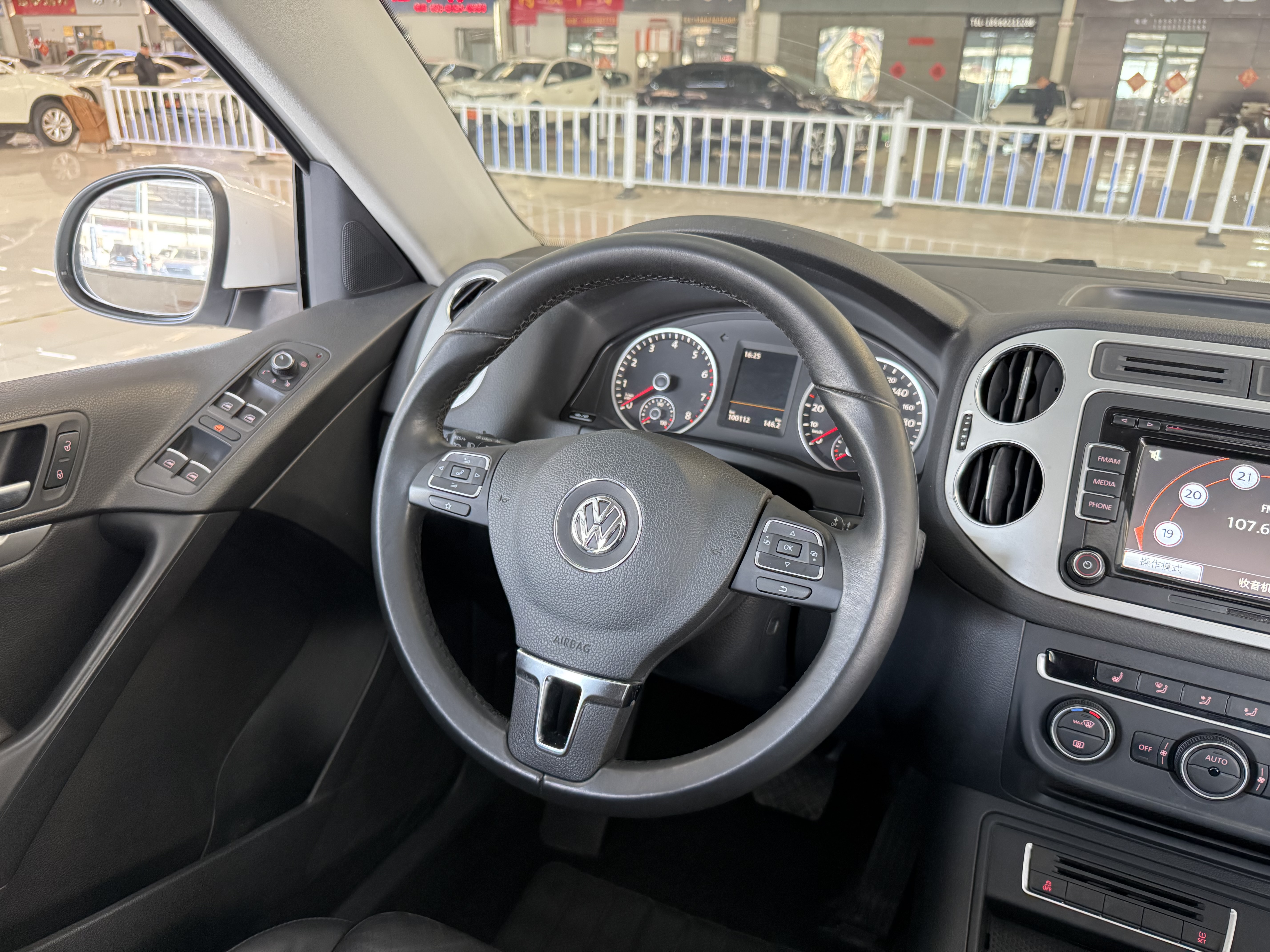 Volkswagen Tiguan 2016 car image #16