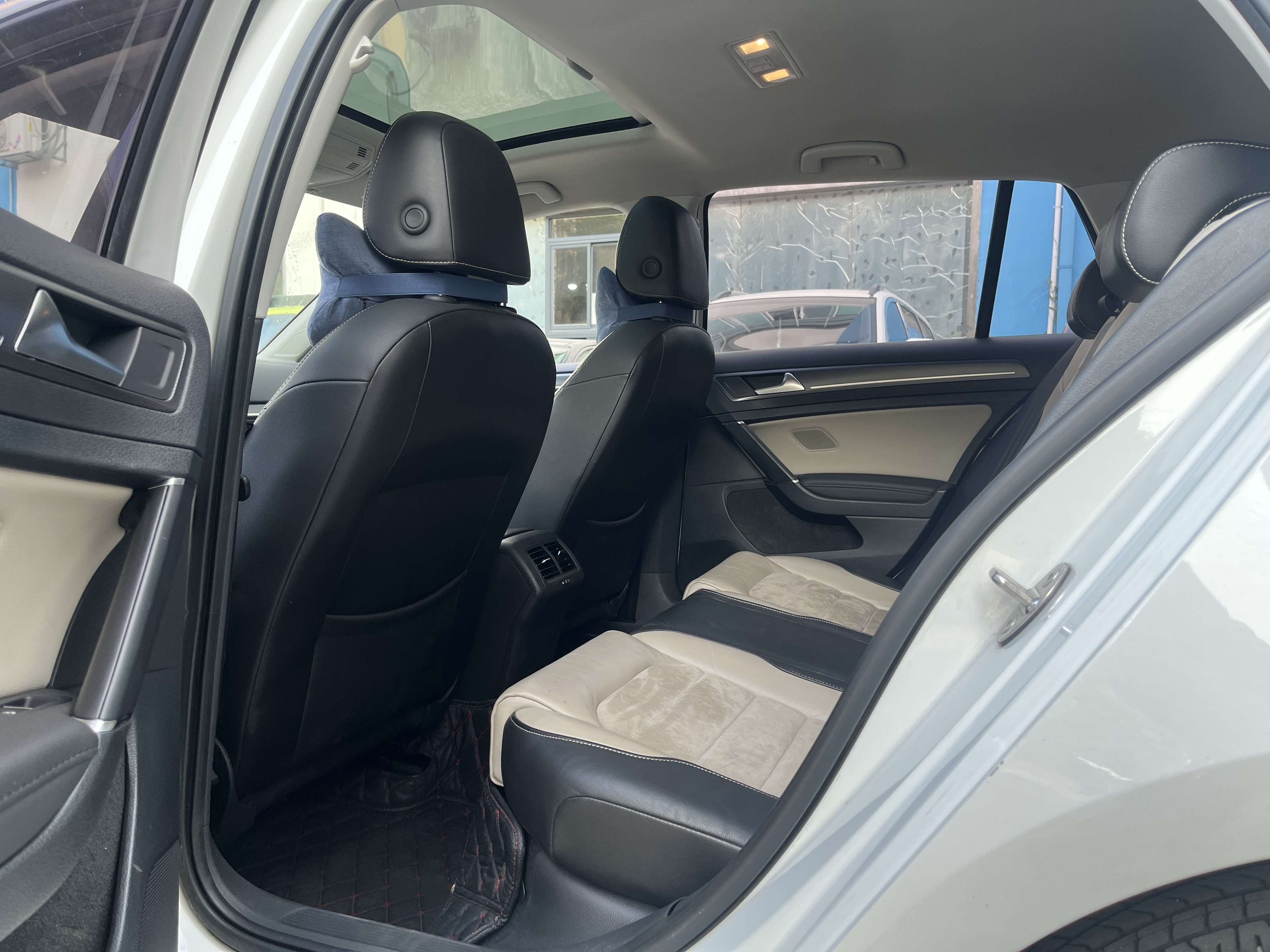 Volkswagen Golf 2017 car image #16