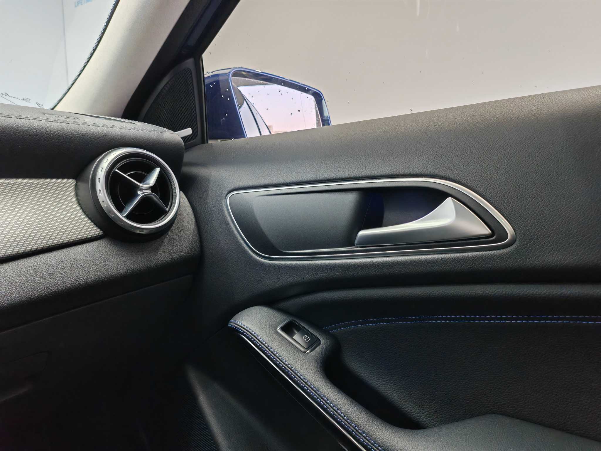 Mercedes-Benz GLA Class 2016 car image #16