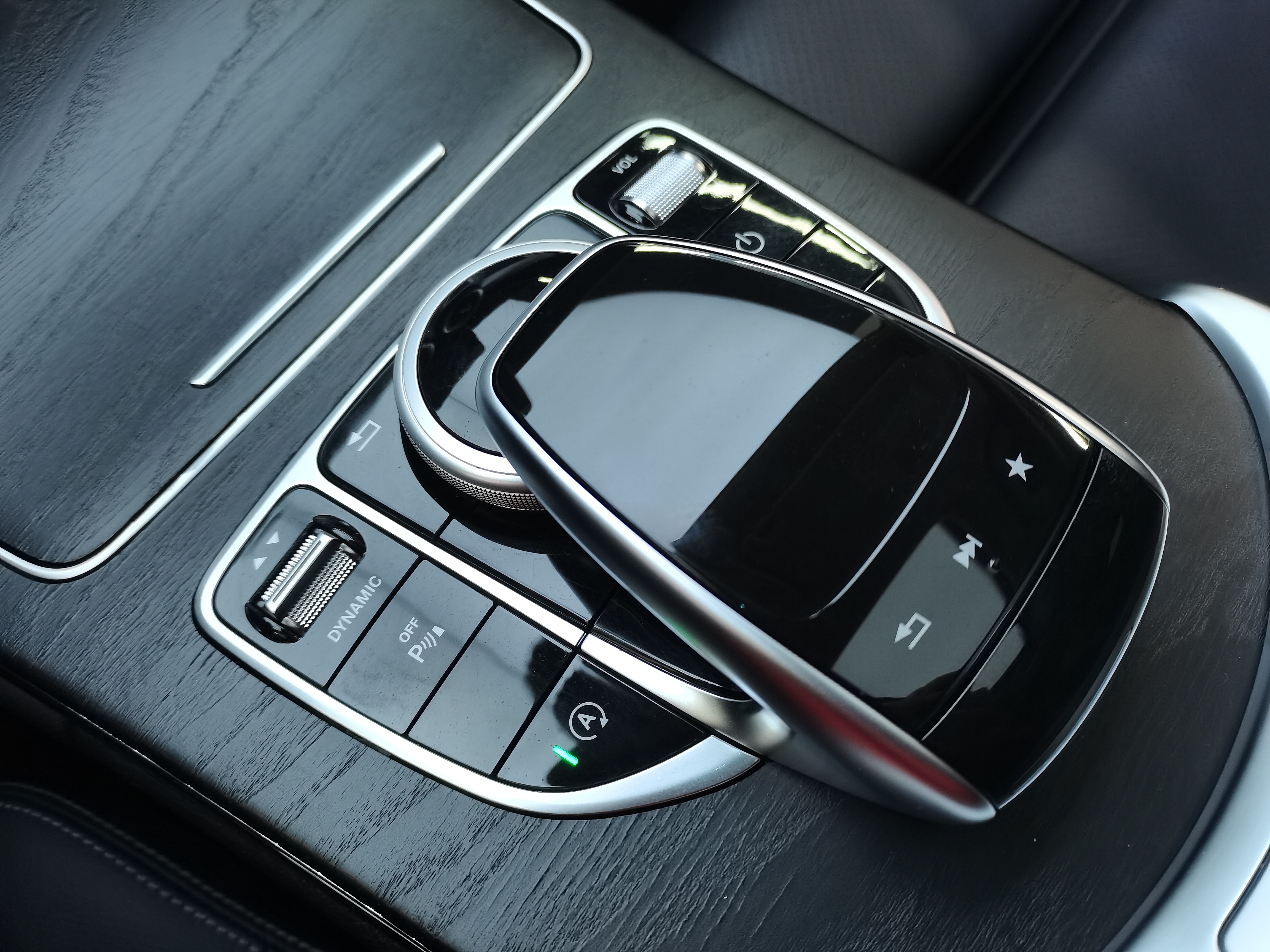 Mercedes-Benz C Class 2018 car image #16