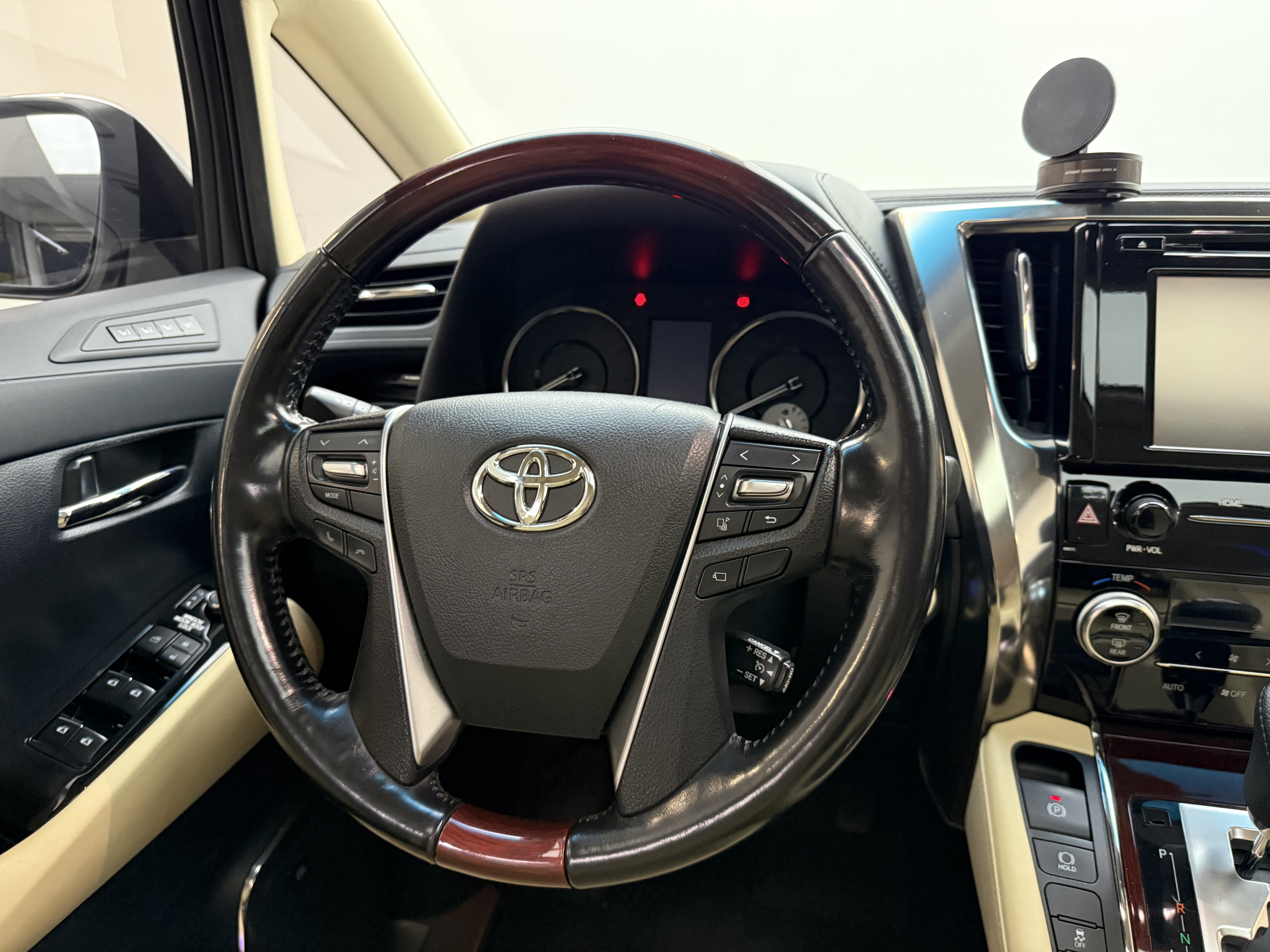 Toyota Alphard 2017 car image #16