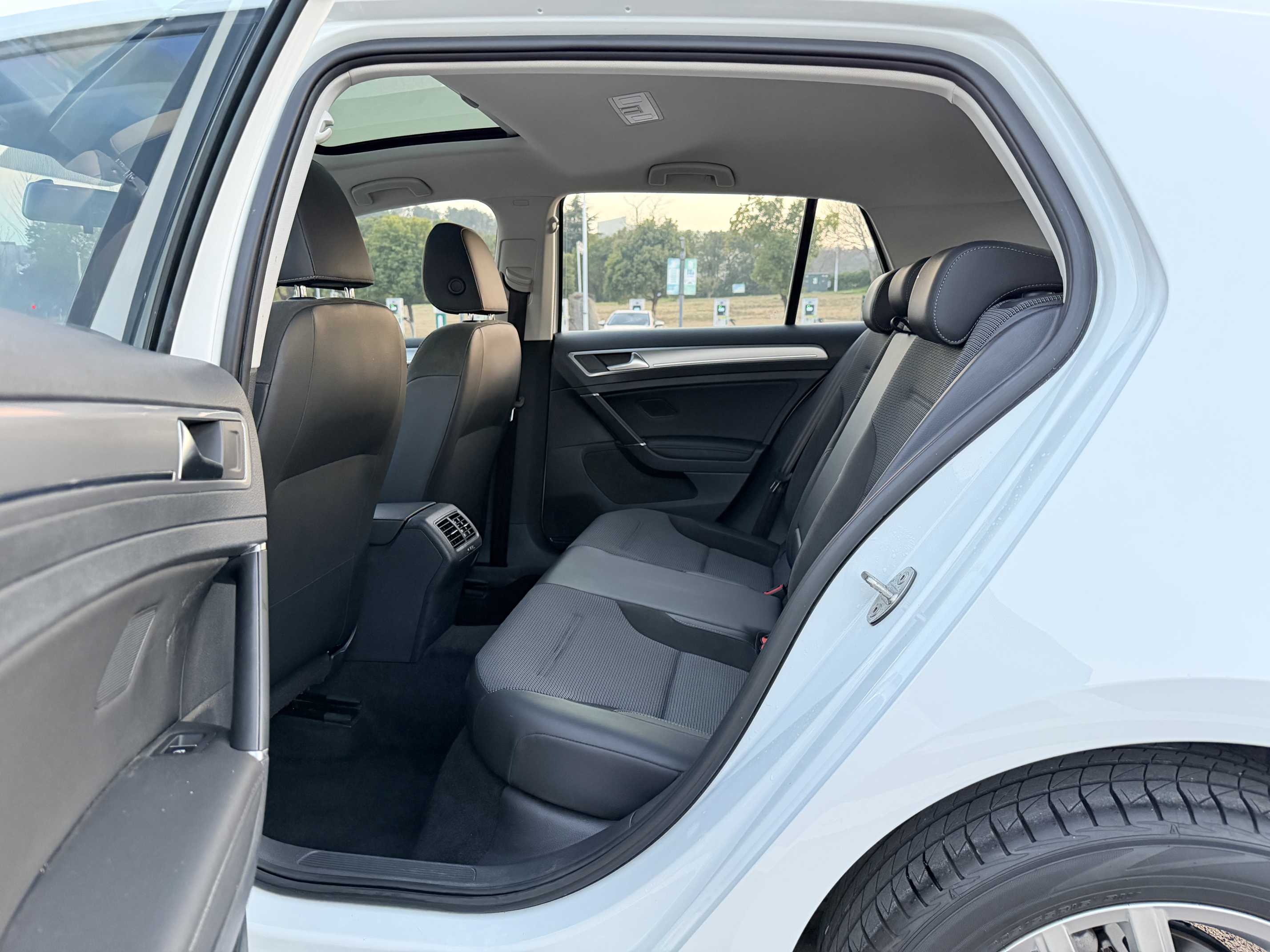 Volkswagen Golf 2018 car image #16