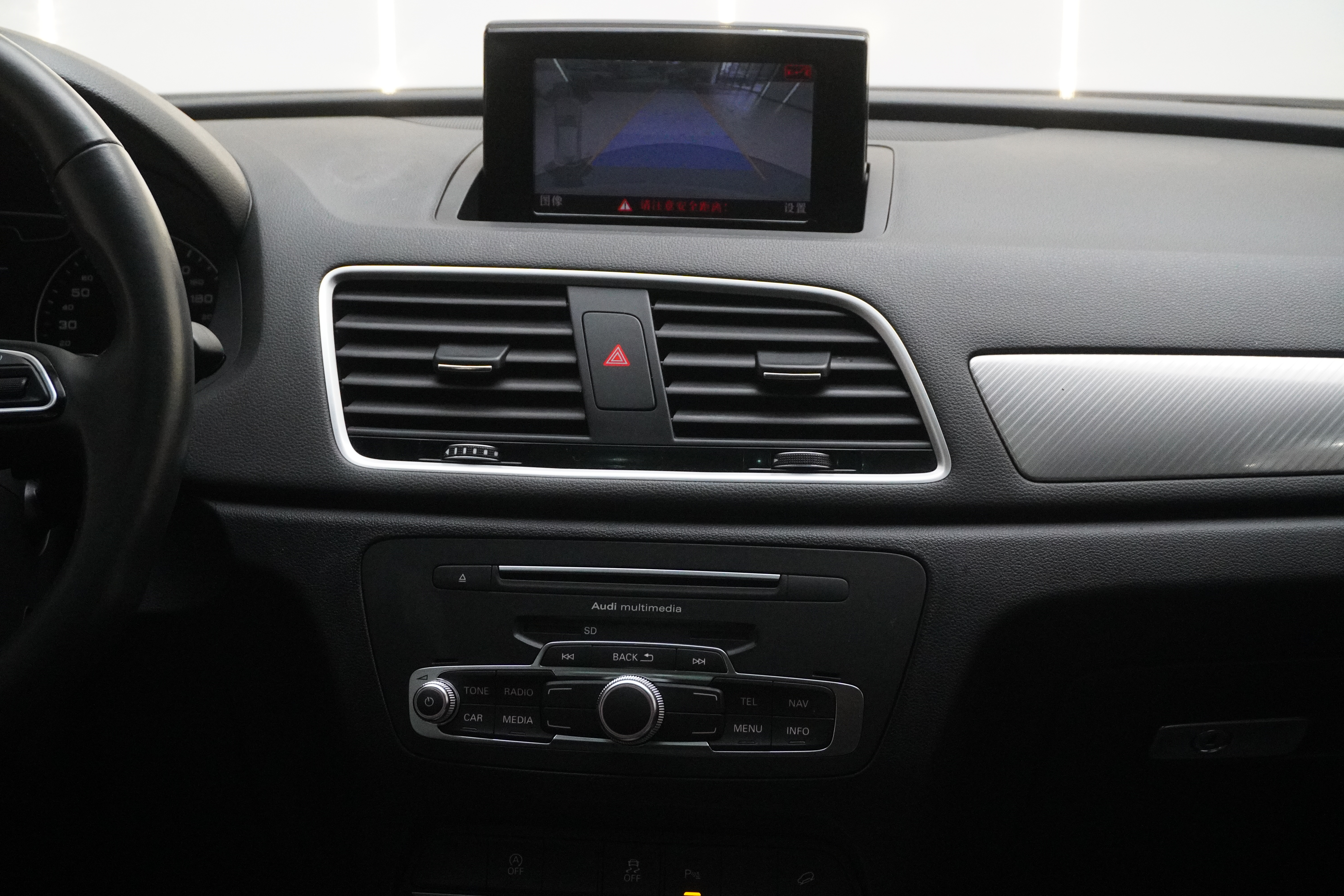 Audi Q3 2018 car image #16