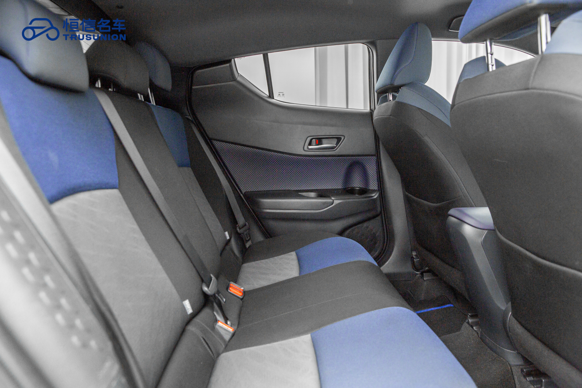 Toyota C-HR 2019 car image #16