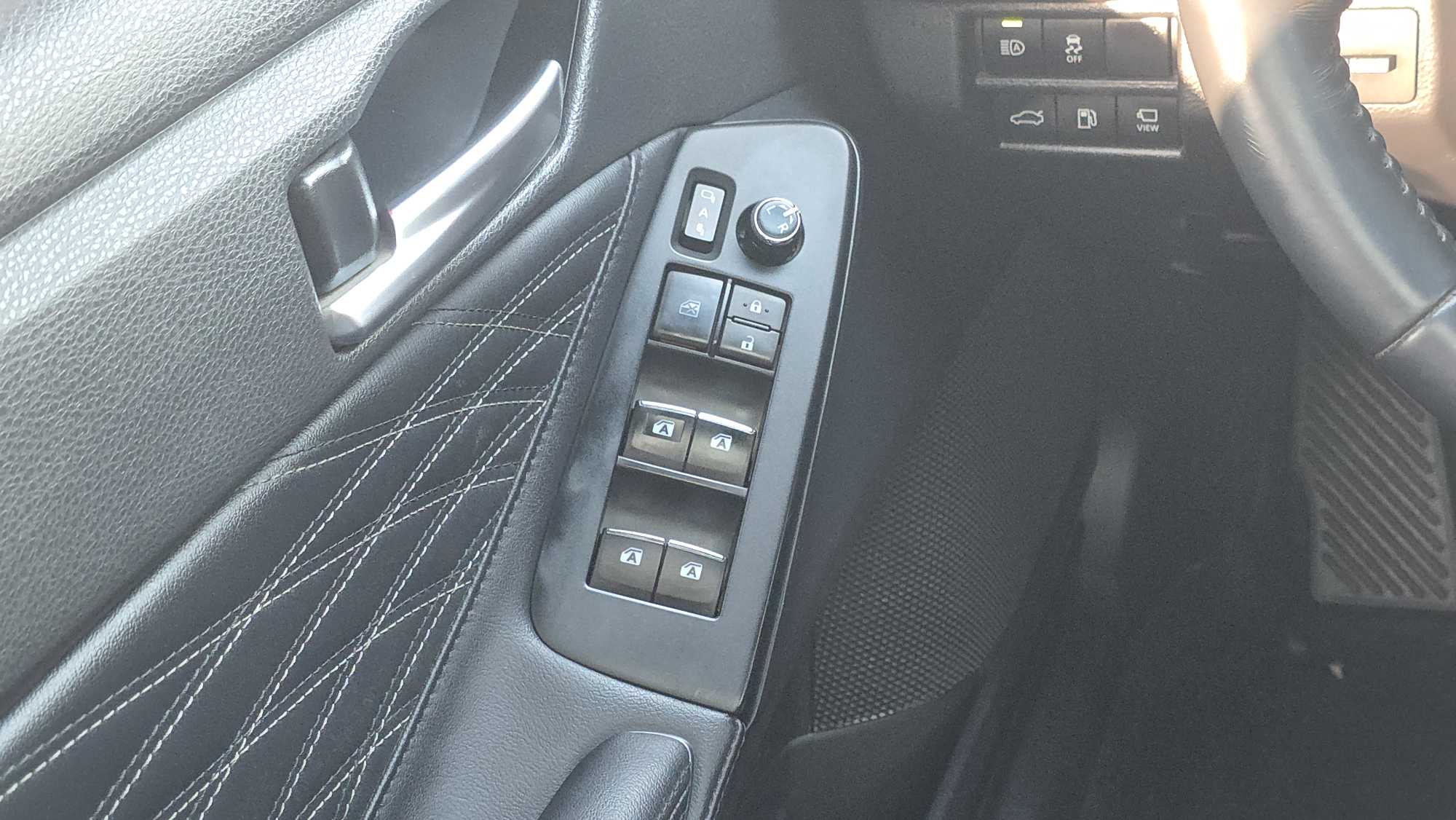 Toyota Avalon 2019 car image #16