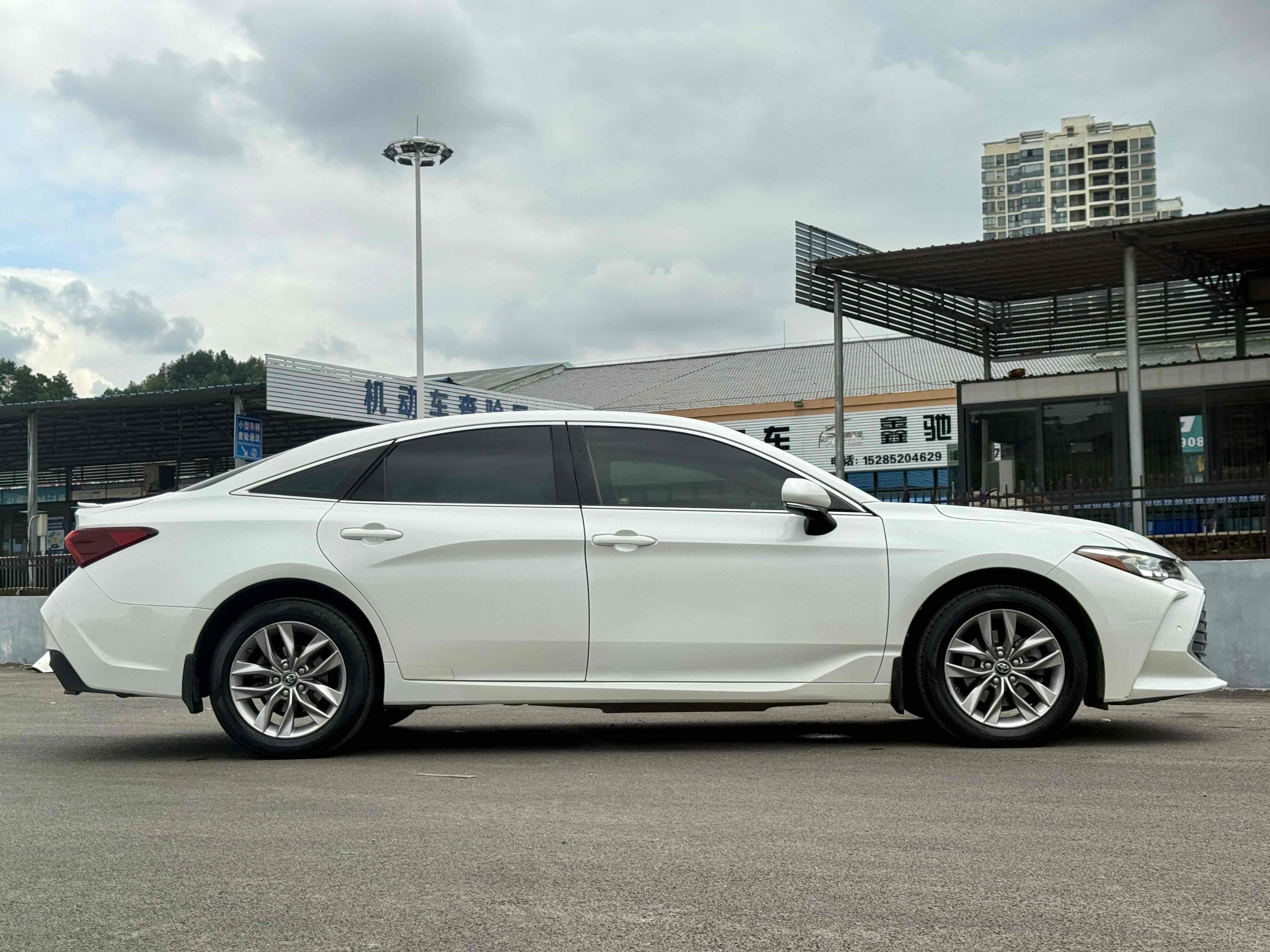 Toyota Avalon 2020 car image #16