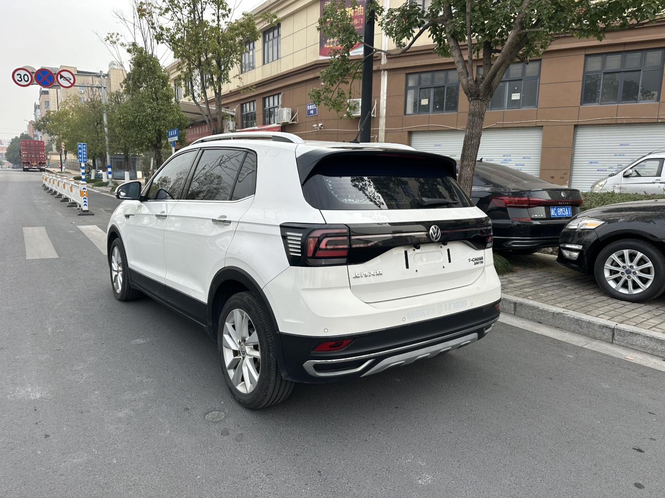 Volkswagen 2019 car image #16