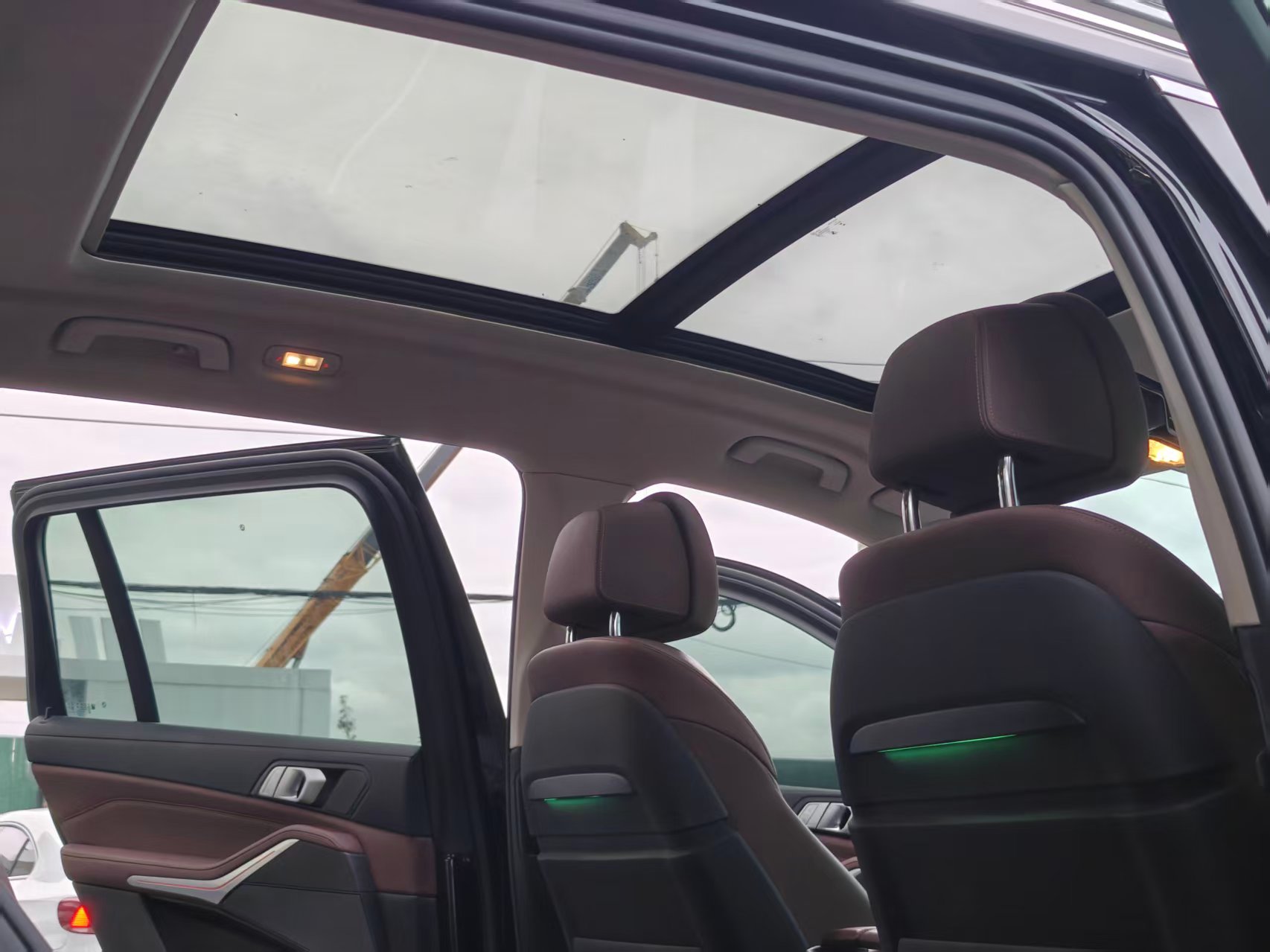 BMW X7 M60i 2019 car image #16