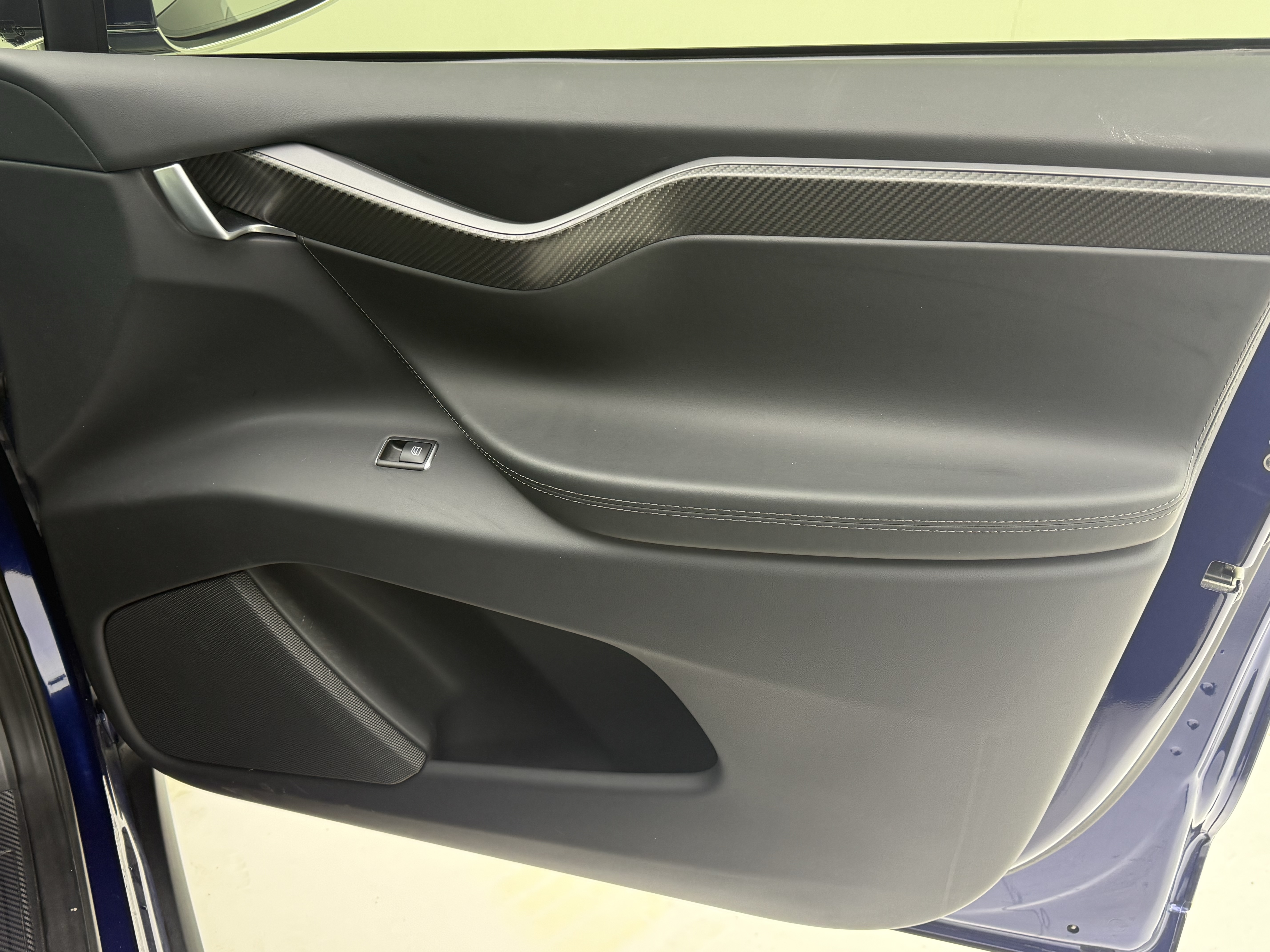 Tesla Model X 2020 car image #16
