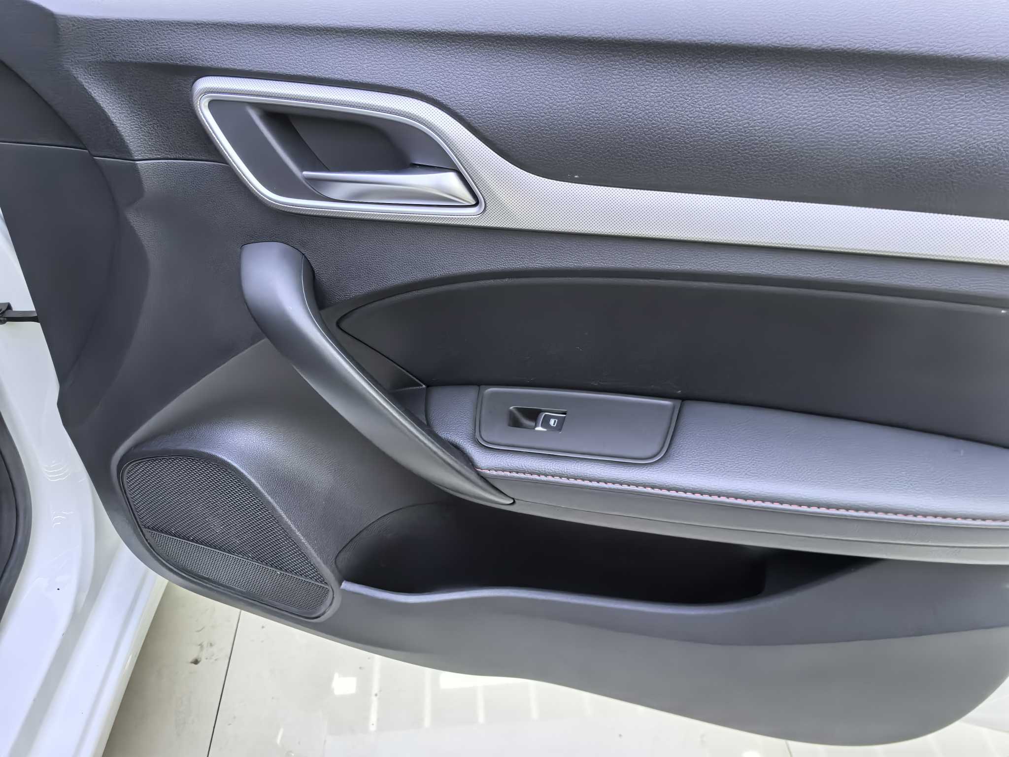 6 2020 car image #16
