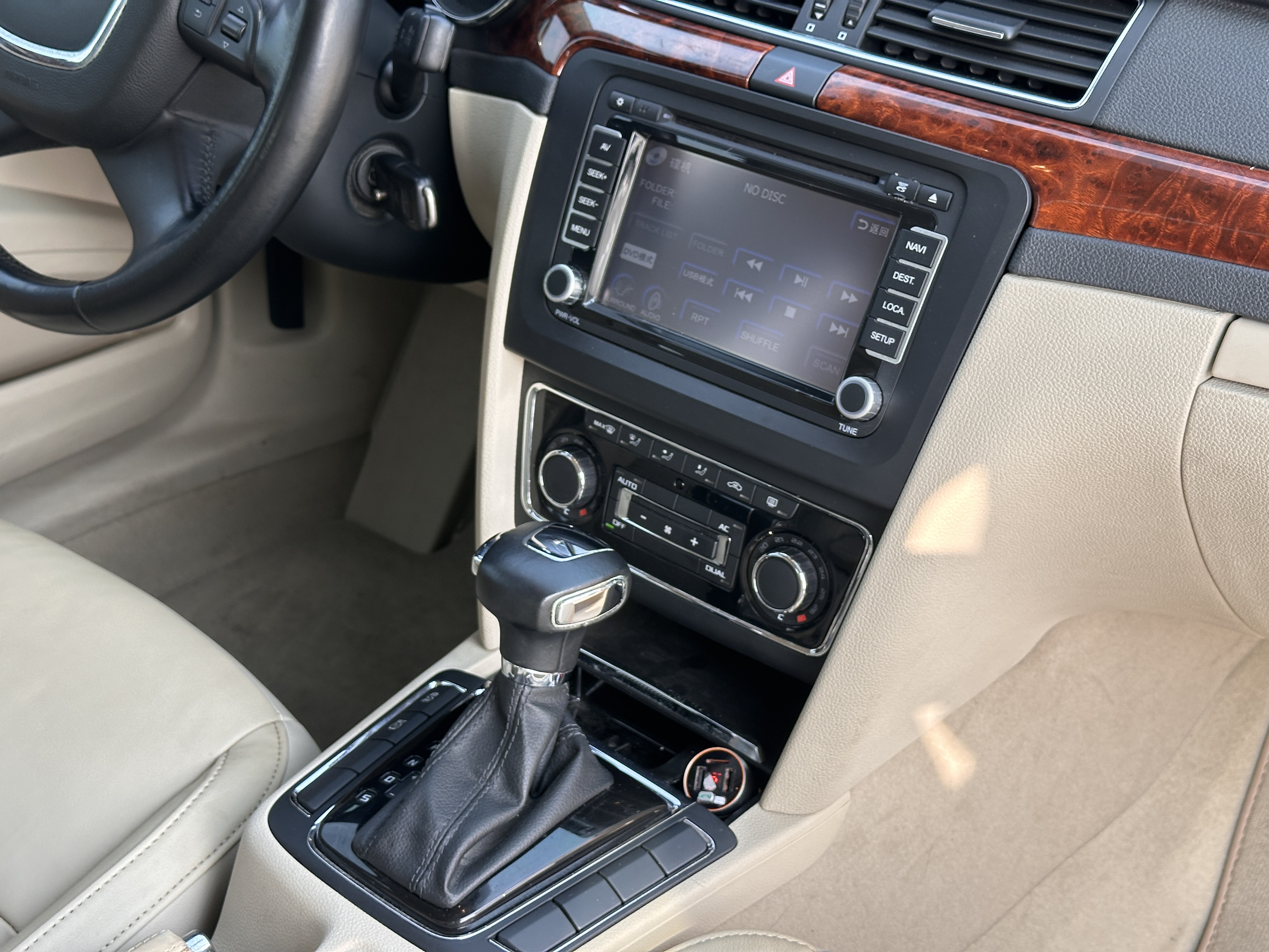 Skoda Superb 2011 car image #16