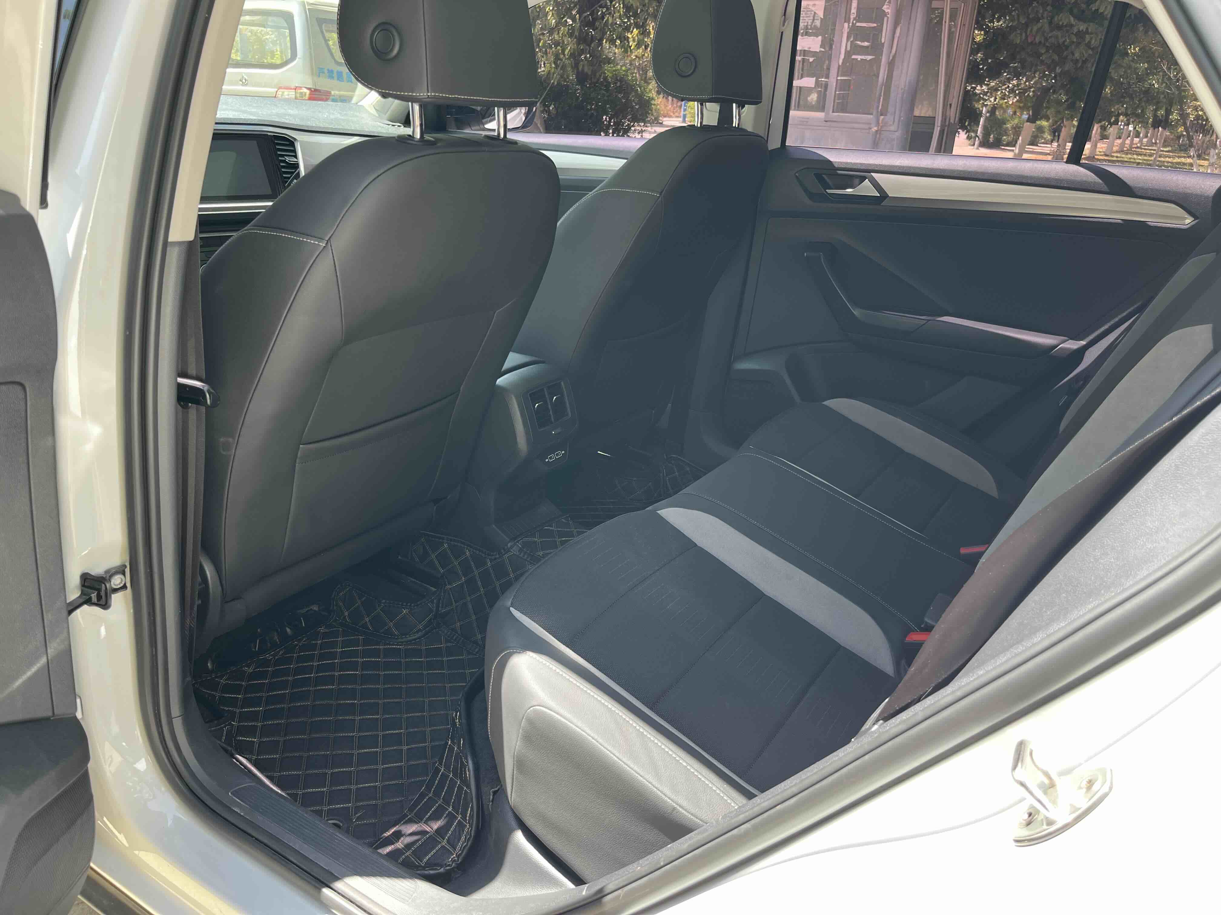 T-Roc 2018 car image #16