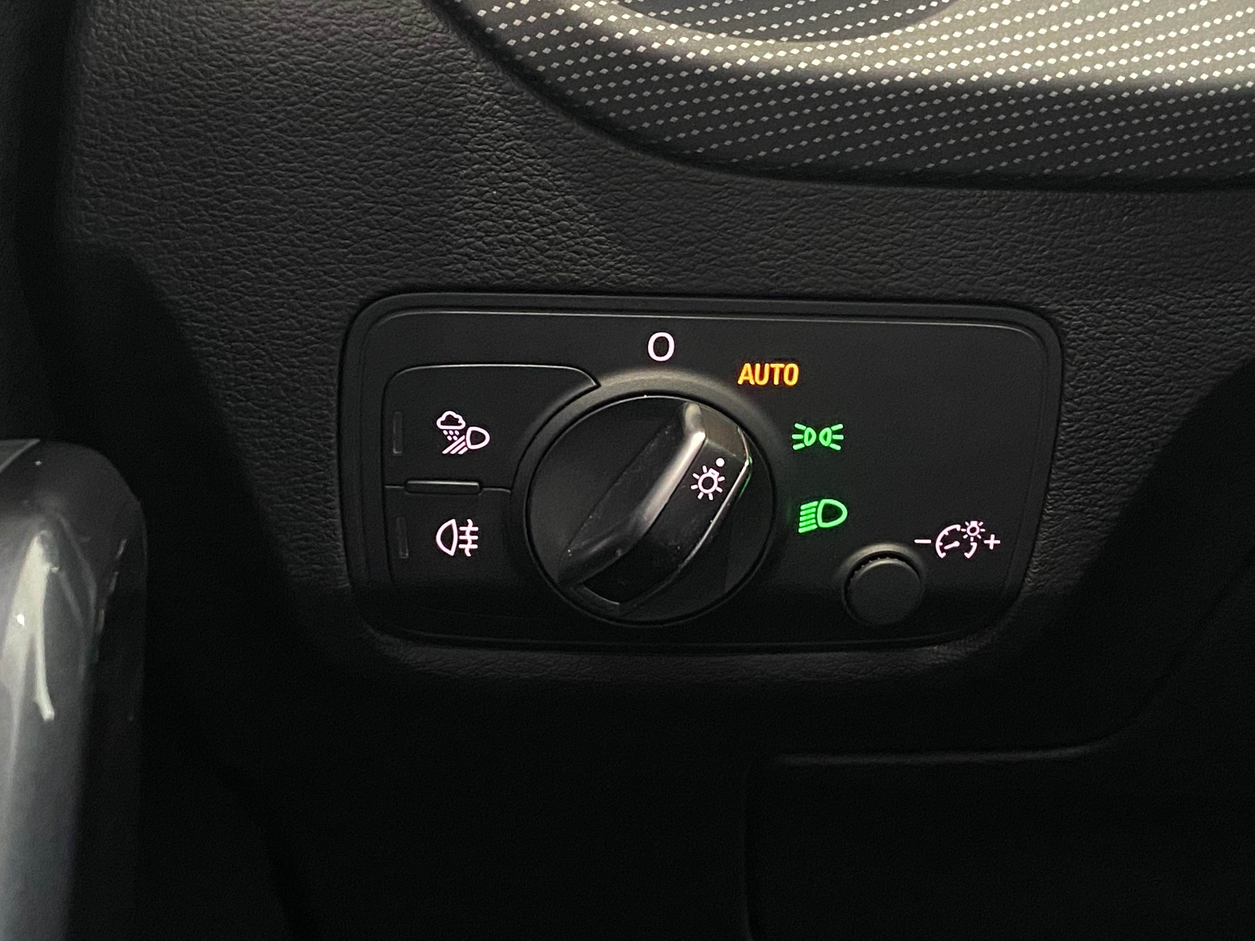 Audi Q2L 2020 #16 Audi Q2L 2020 car image #16