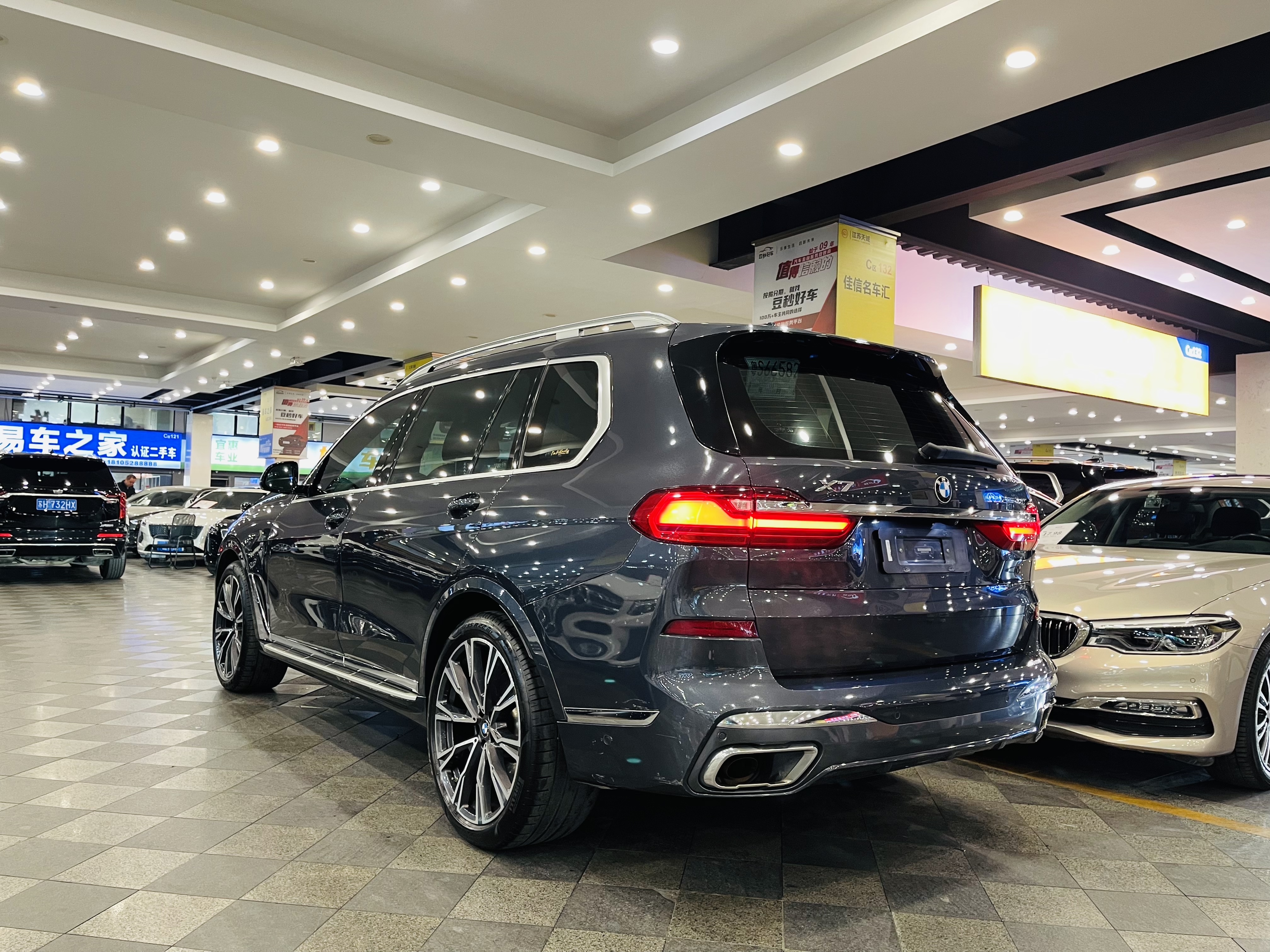 BMW X7 2020 car image #16