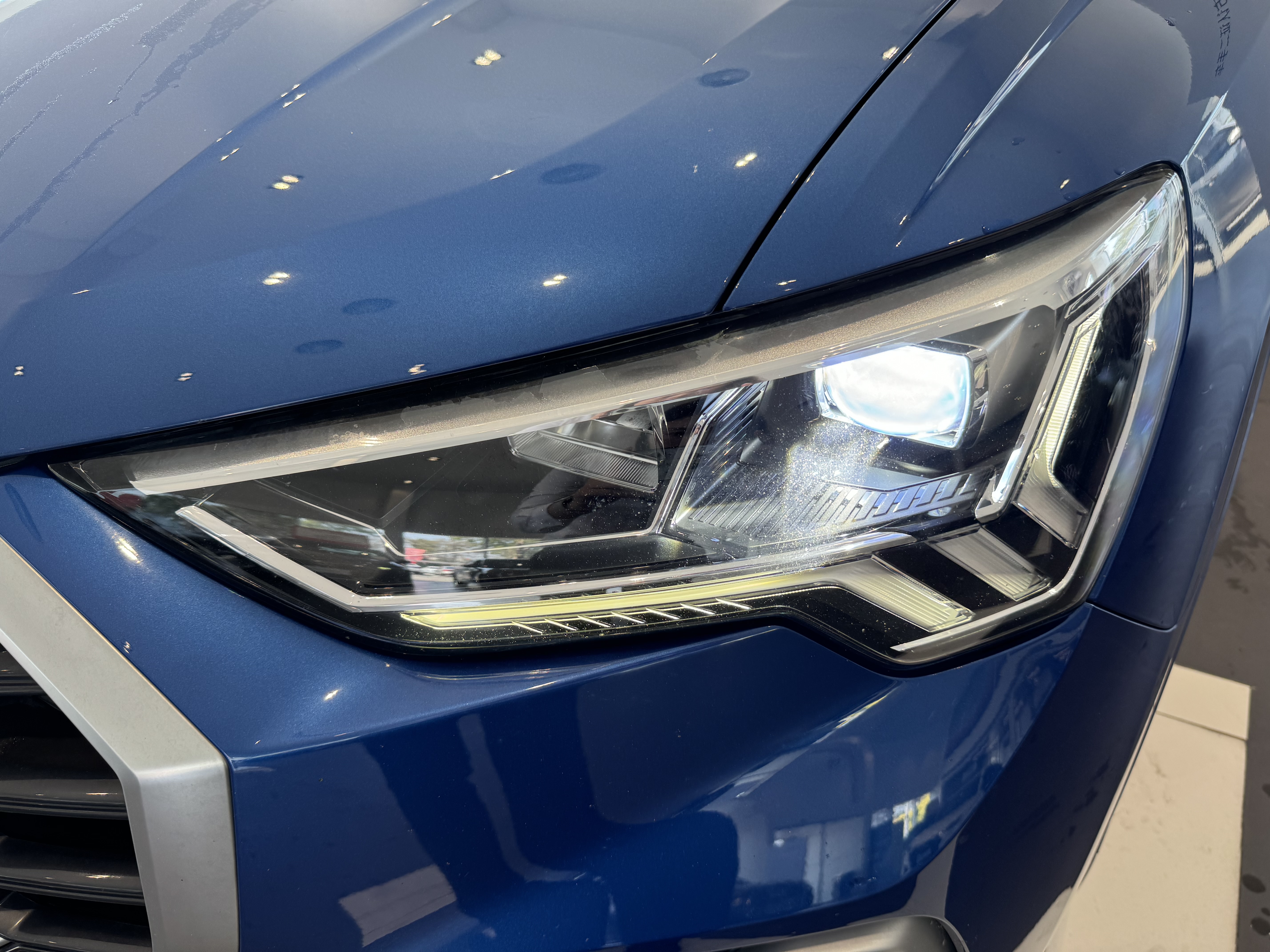 Audi Q3 2020 car image #16