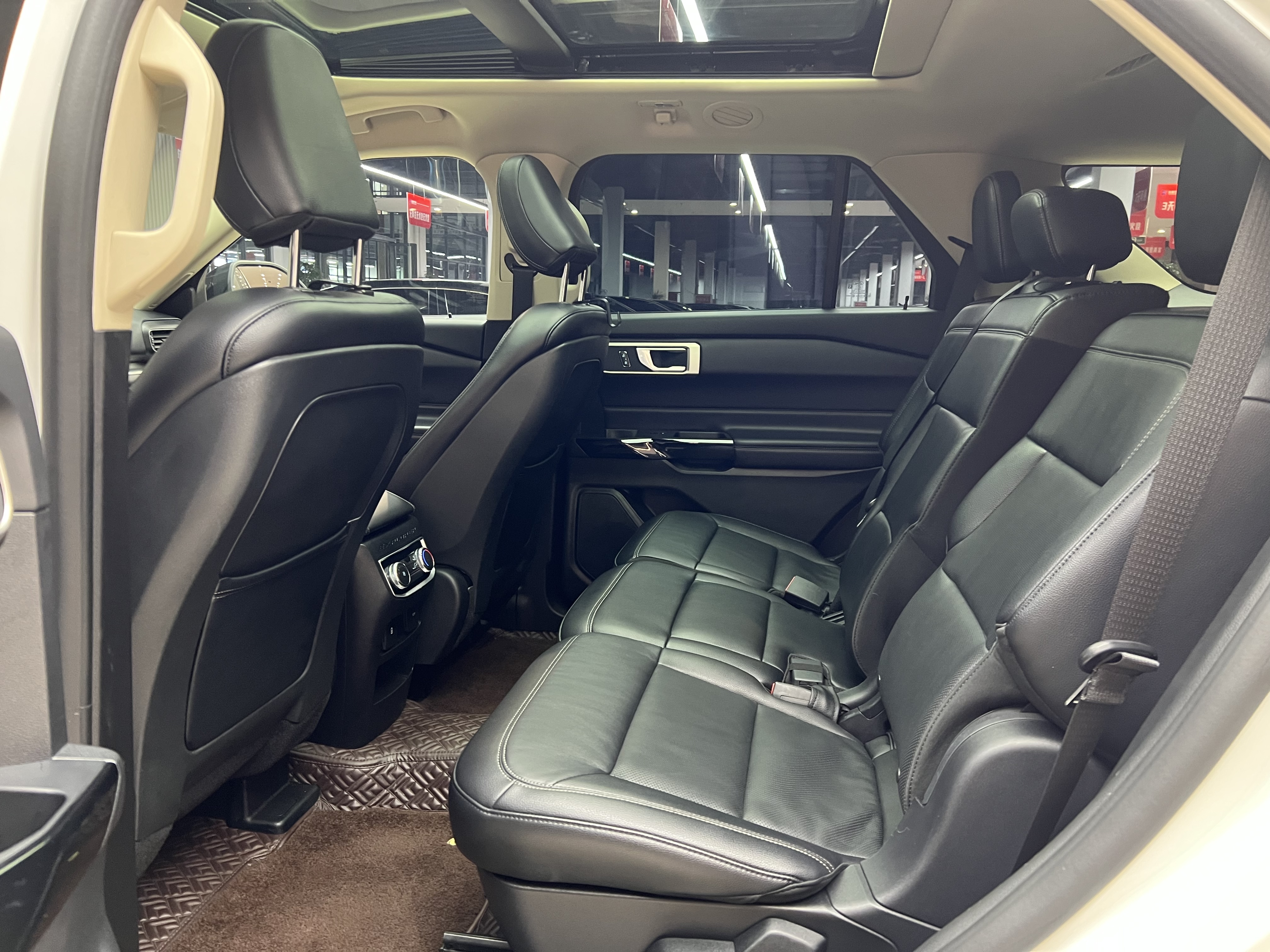 Ford Explorer 2021 car image #16