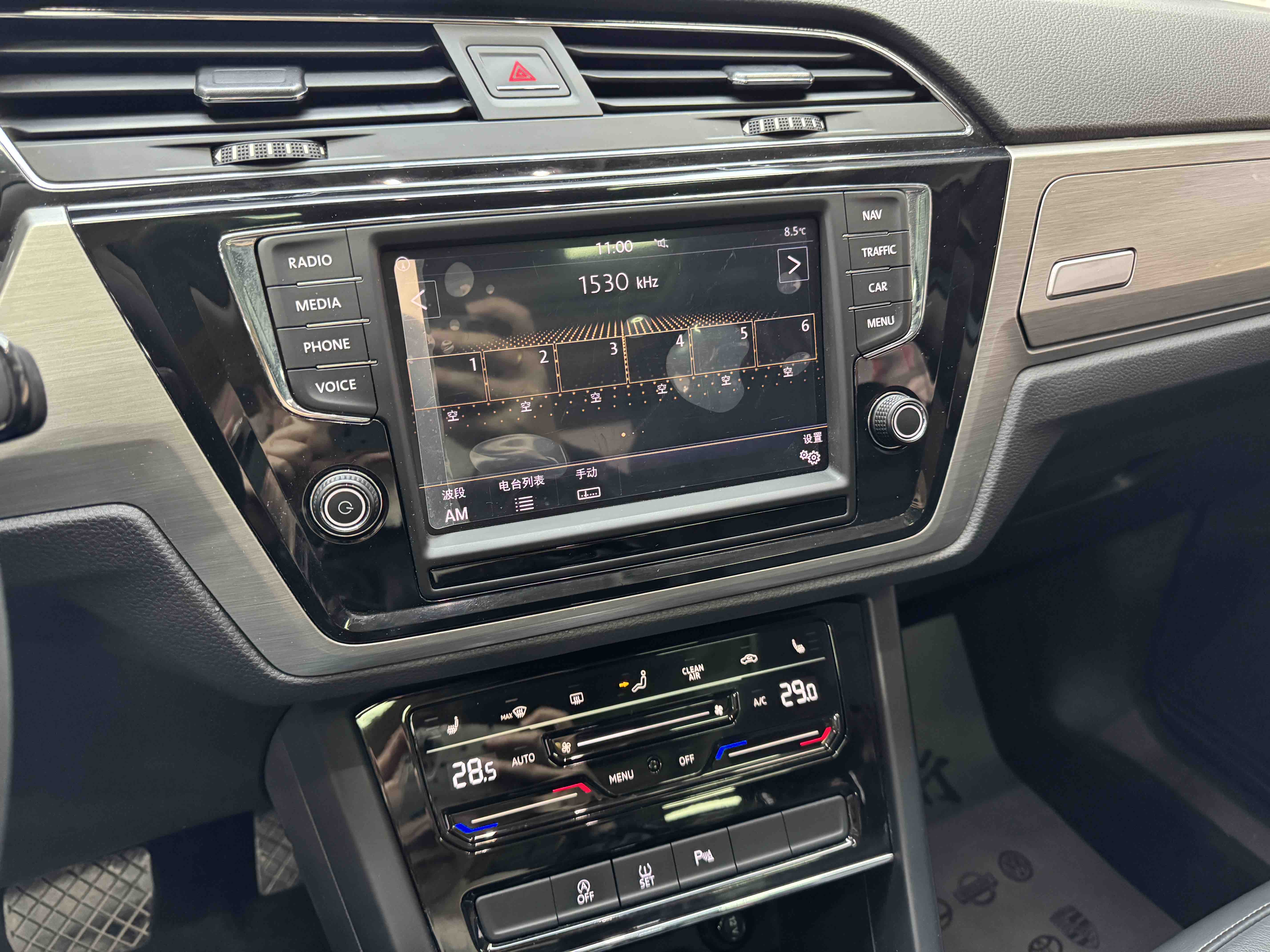 Volkswagen Touran 2021 car image #16