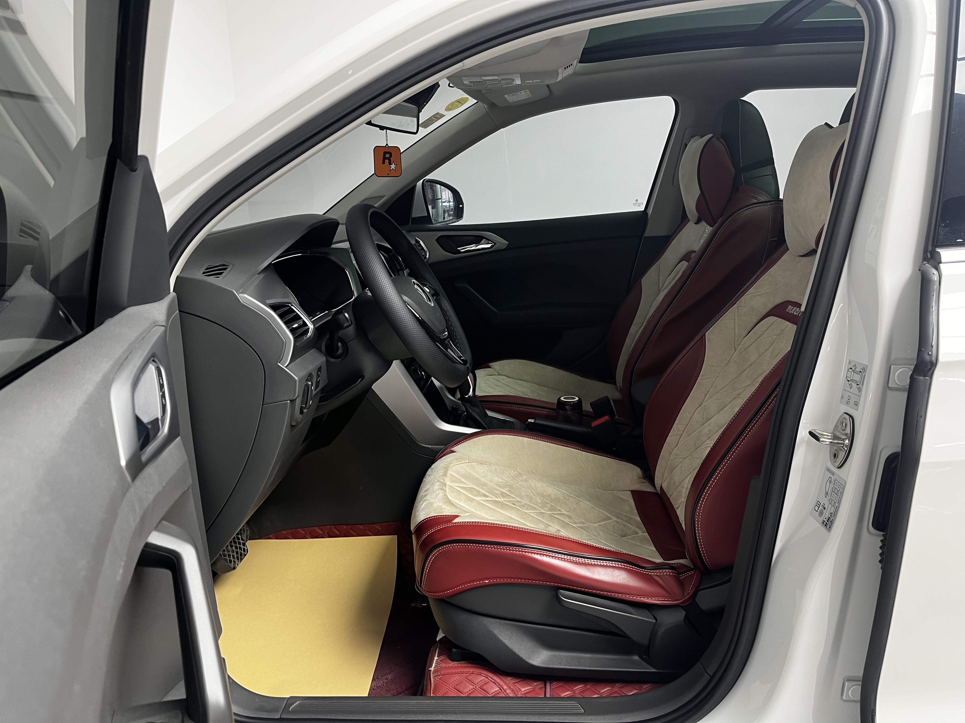 Volkswagen T-Cross 2021 car image #16