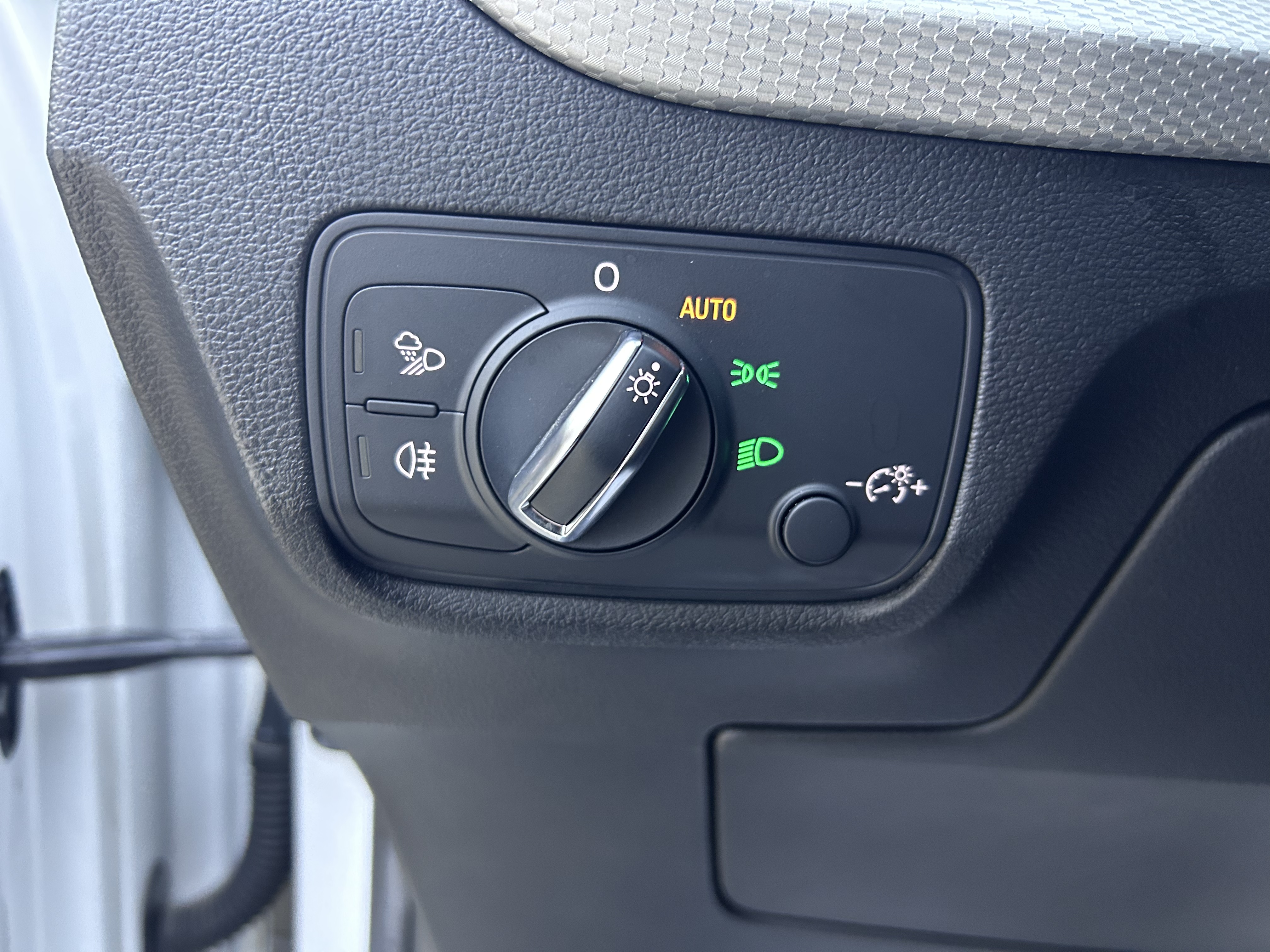 Audi Q2L 2021 imagem de carro #16