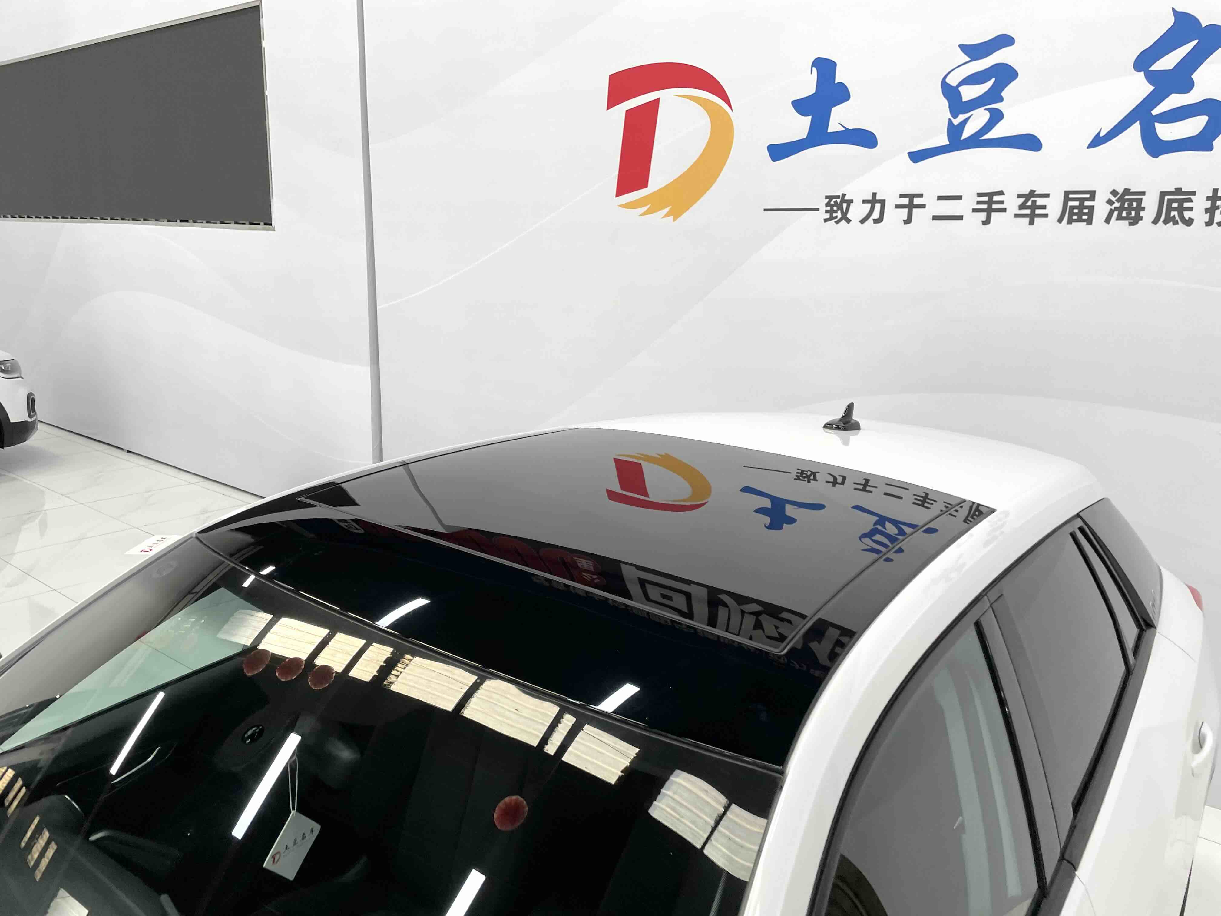 Audi Q2L 2021 car image #16